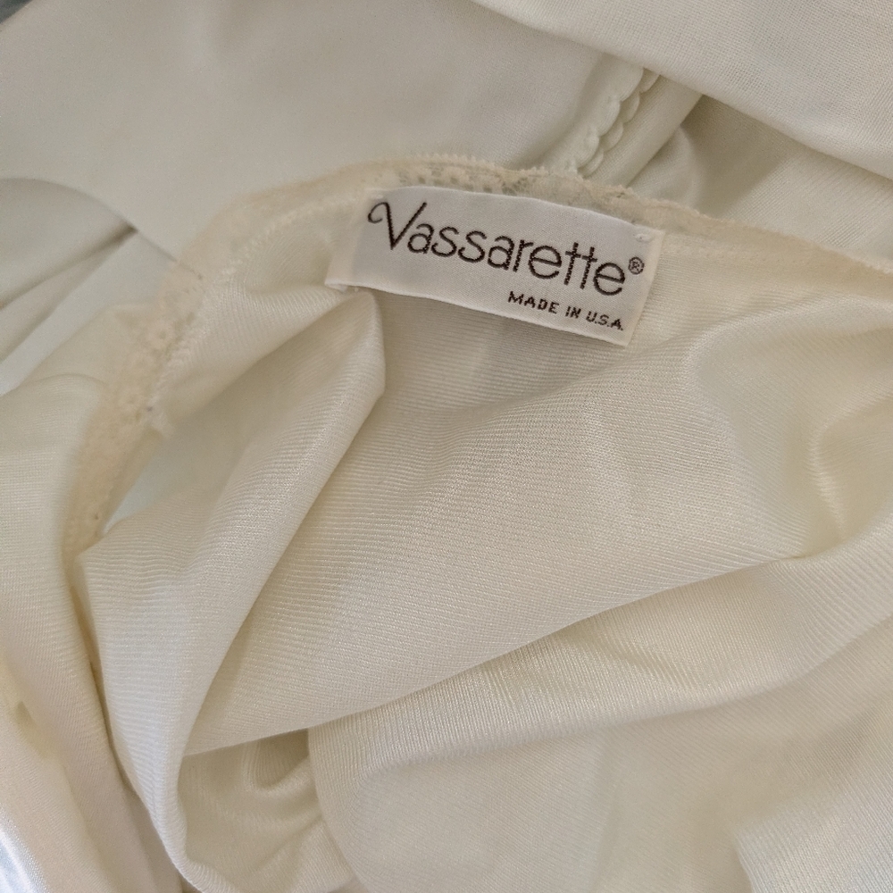 Vintage Women's Vasserte Cream Lace Flowy Slip Medium Flawed Stains - Picture 10 of 11